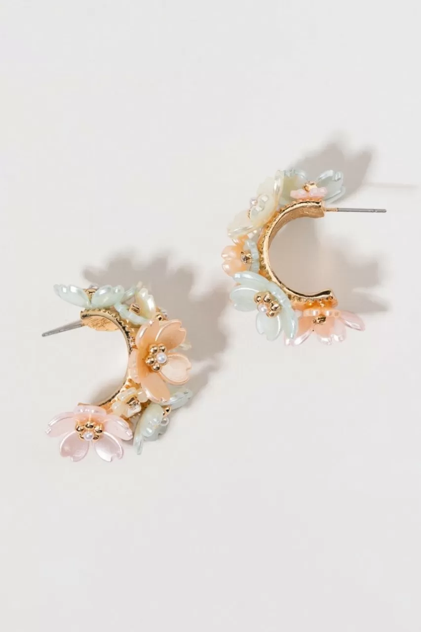 Francesca's Olga Chunky Shell Flower Hoops